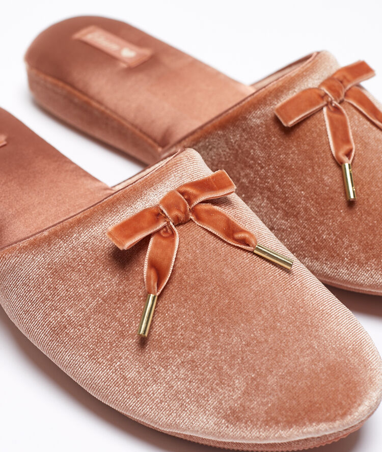 Chaussons velours rose.