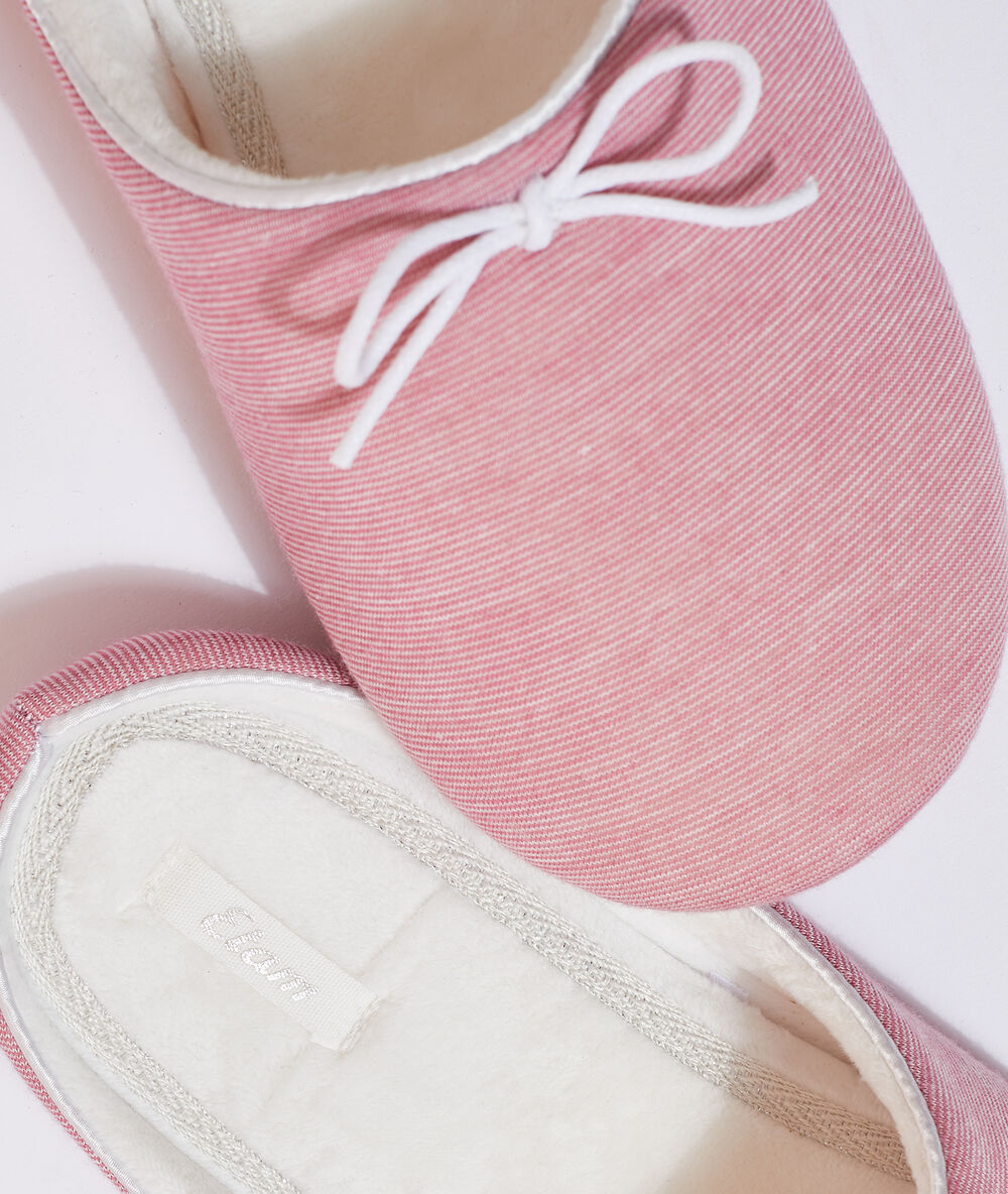 Chaussons mules rose.