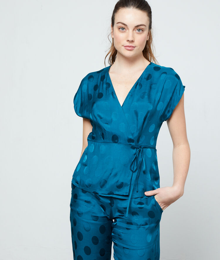Chemise de pyjama à pois vert.