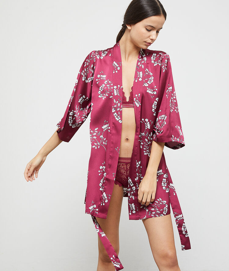 Kimono satiné imprimé fleuri bordeaux grenat.
