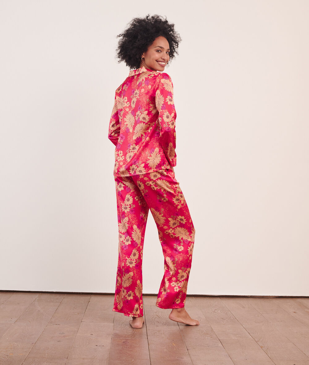 Chemise de pyjama satinée vermillon.