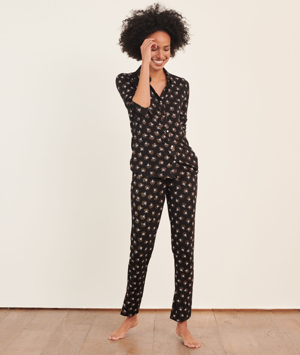 Chemise de pyjama imprimé fleuri noir.