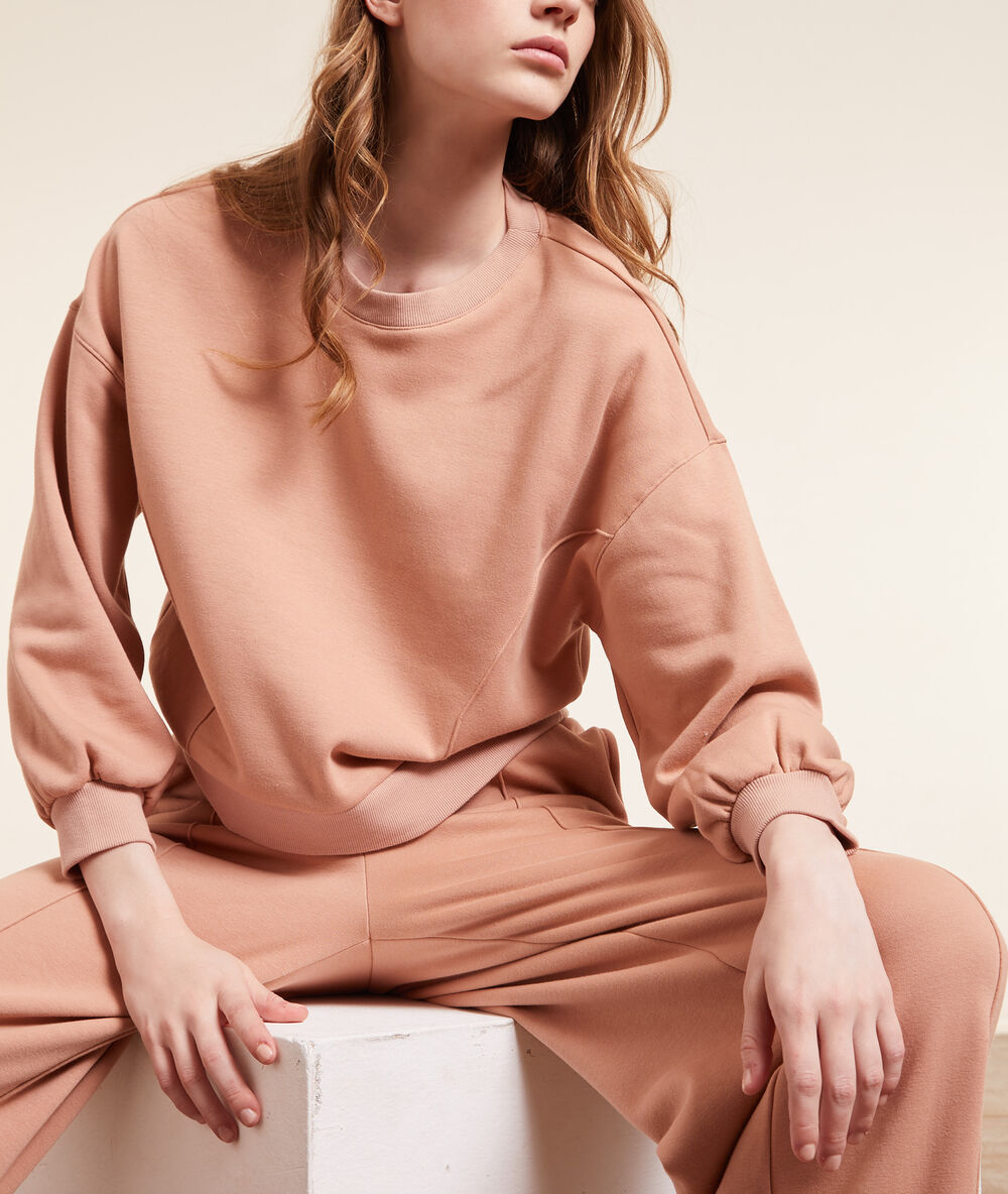 Sweat manches longues marron.