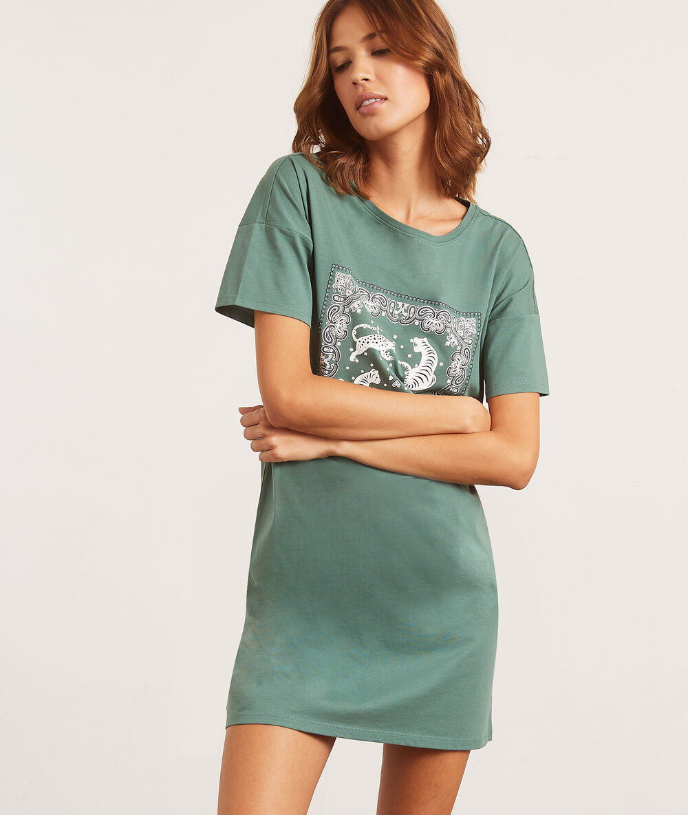 Chemise de nuit imprimée tigres vert.