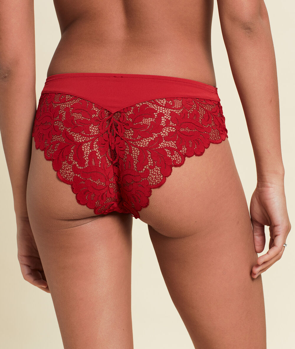 Shorty en dentelle rouge.