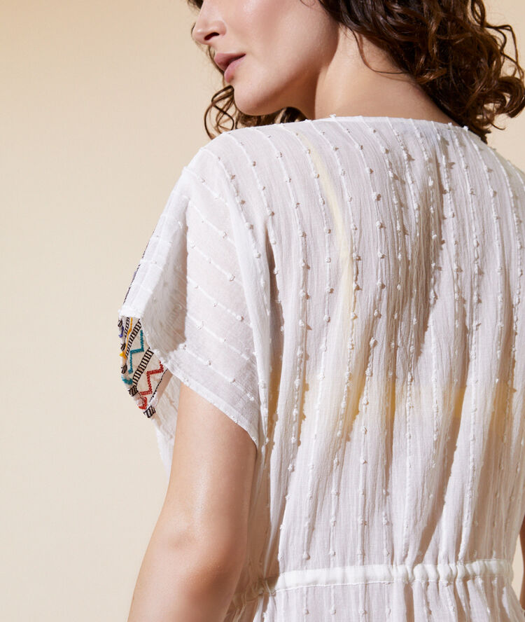 Robe longue brodée ecru.
