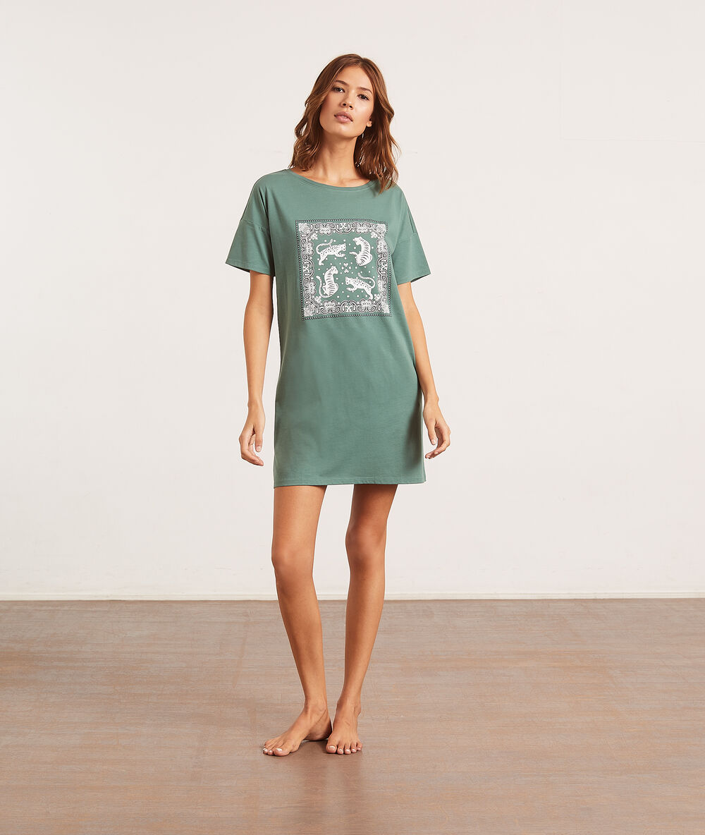 Chemise de nuit imprimée tigres vert.