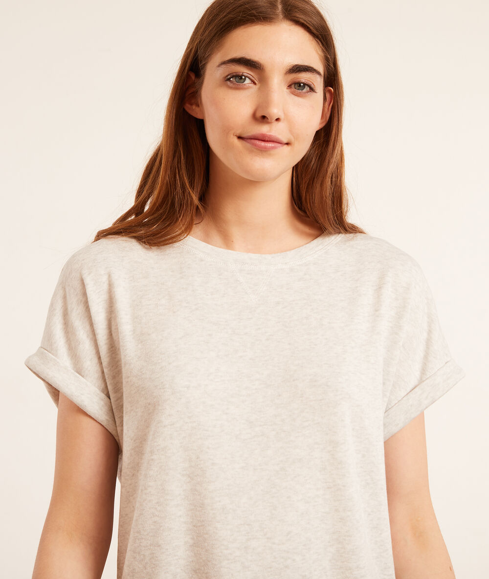 Chemise de nuit unie gris clair.