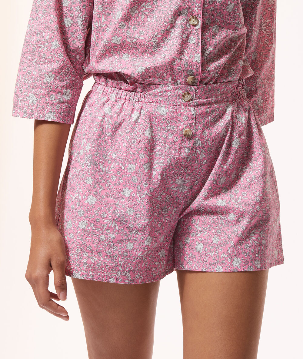 Short de pyjama imprimé rose.