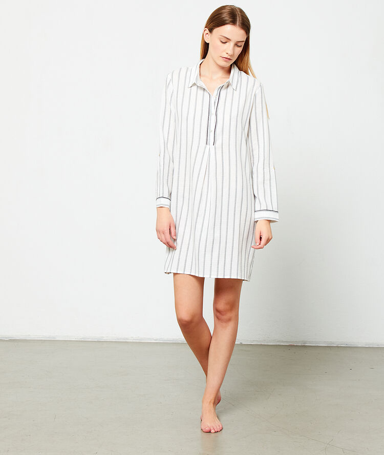 Chemise de nuit à rayures, en coton gris clair.