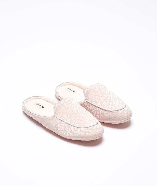 Mules satinées à imprimé léopard rose.