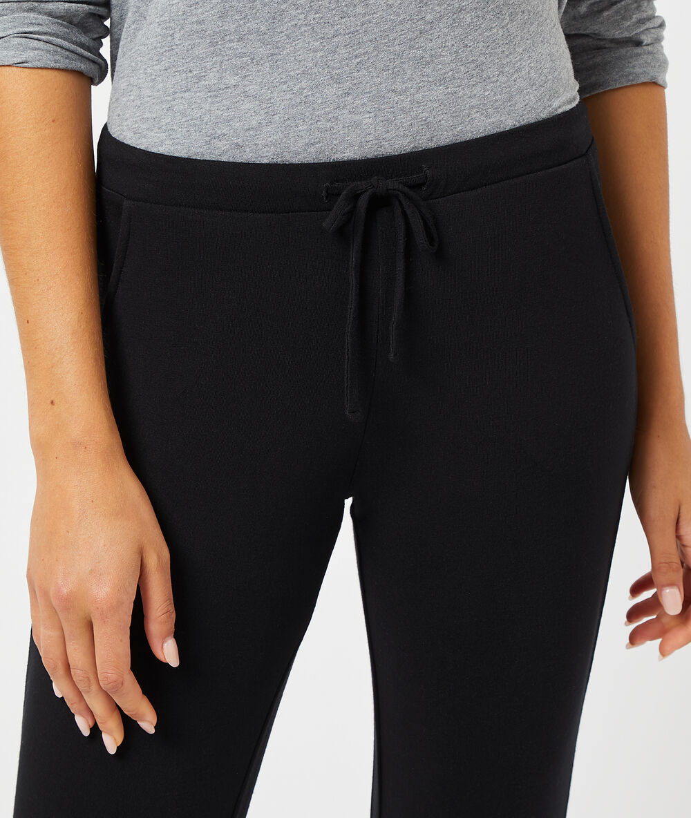 Pantalon uni noir.