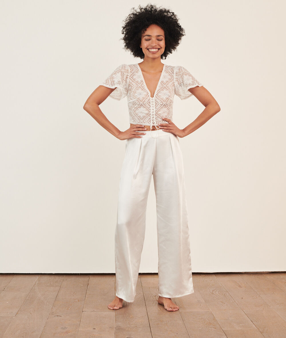 Pantalon de pyjama satiné ecru.