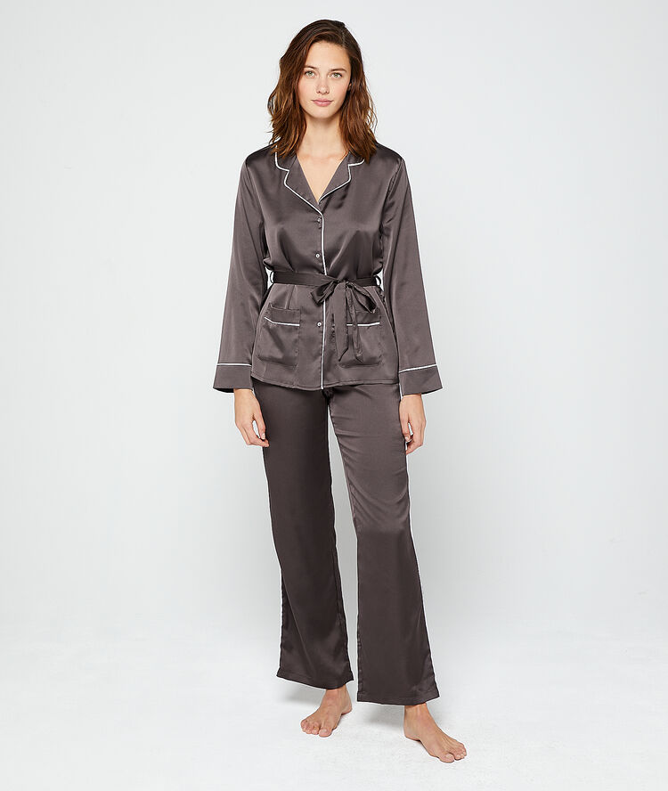 Chemise de pyjama satinée taupe.