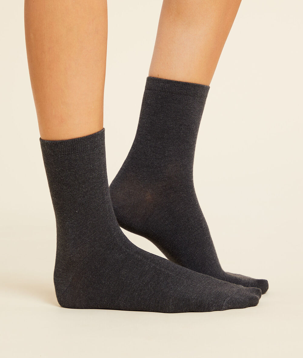 2 paires de chaussettes gris.