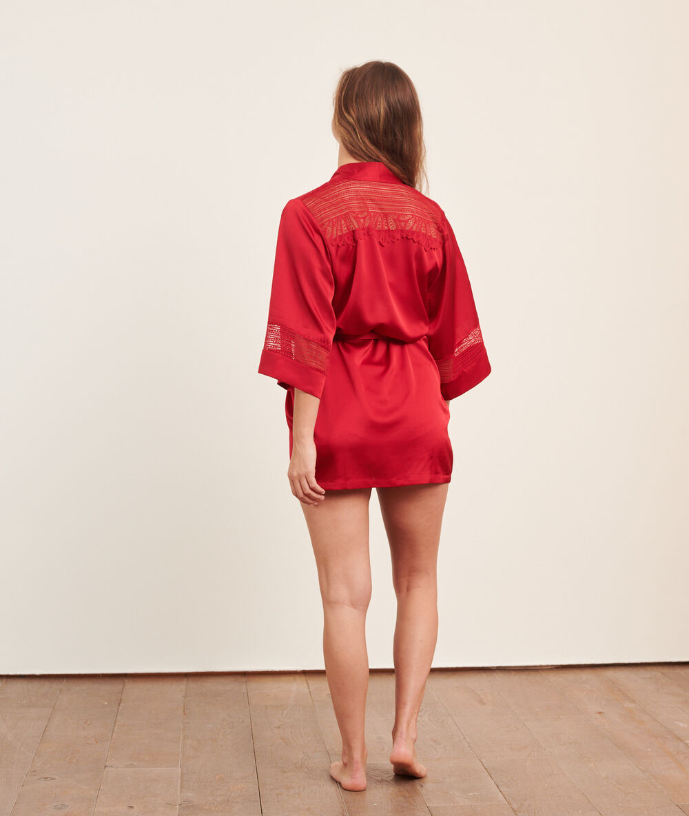 Kimono détails dentelle rouge.