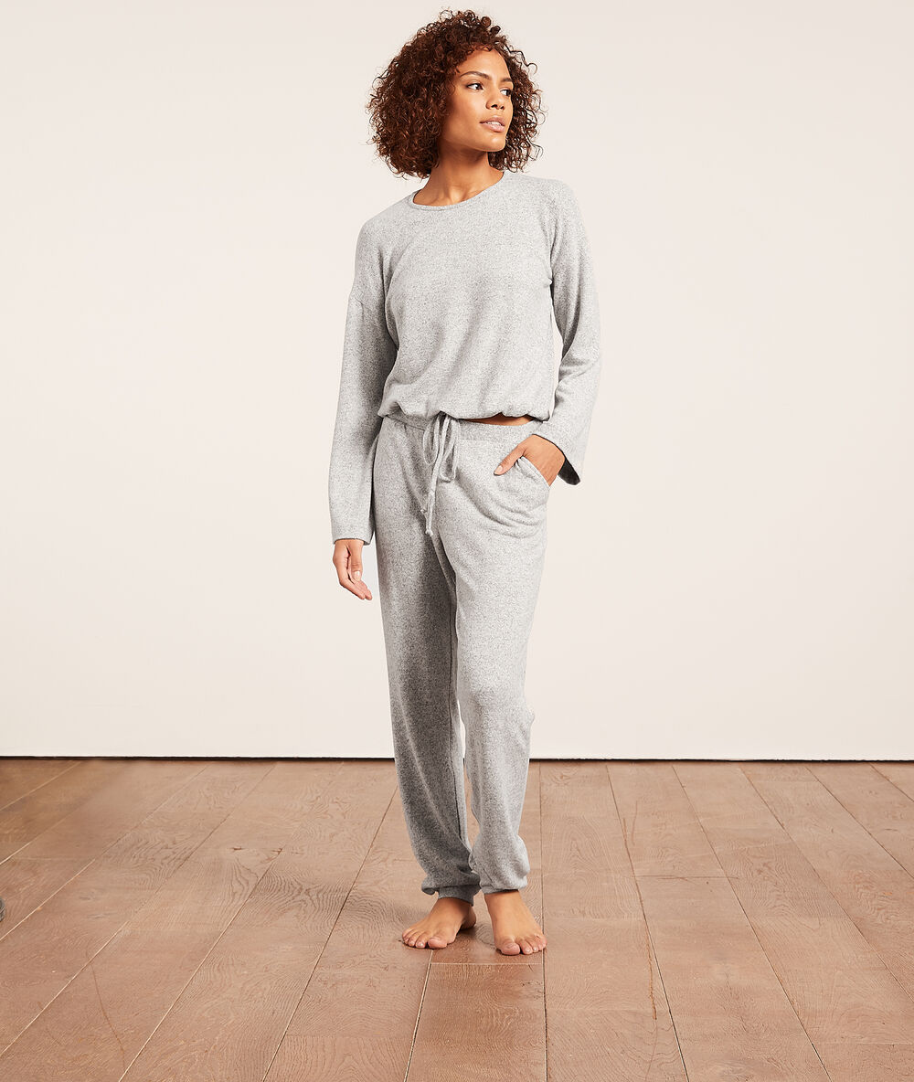 Pantalon de pyjama gris.