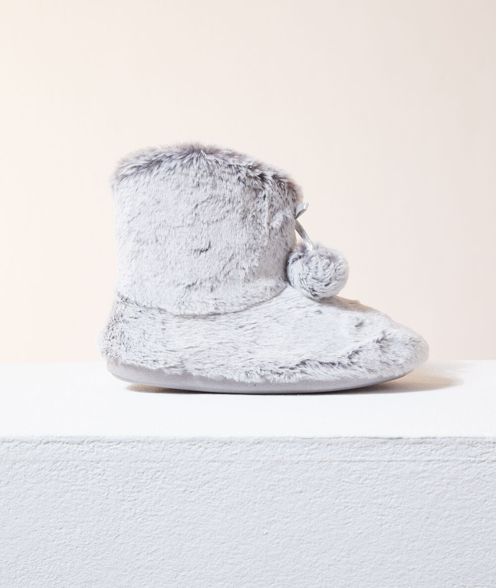 Chaussons bottines à pompons gris clair.