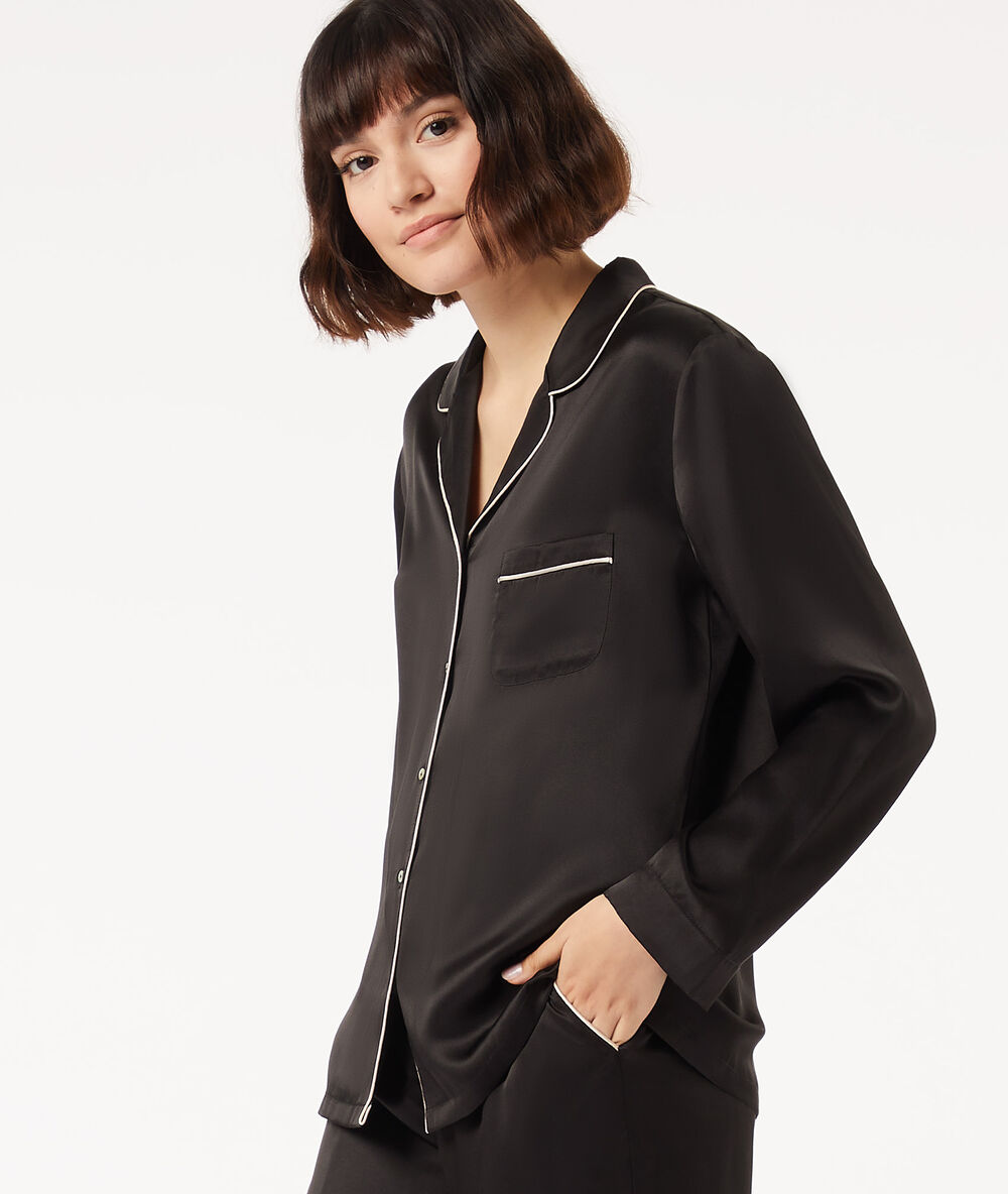 Chemise de pyjama en soie noir.