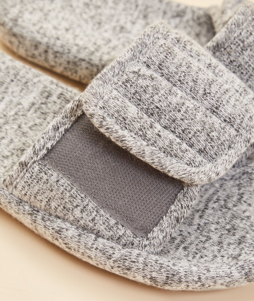 Chaussons mules ouvertes gris.