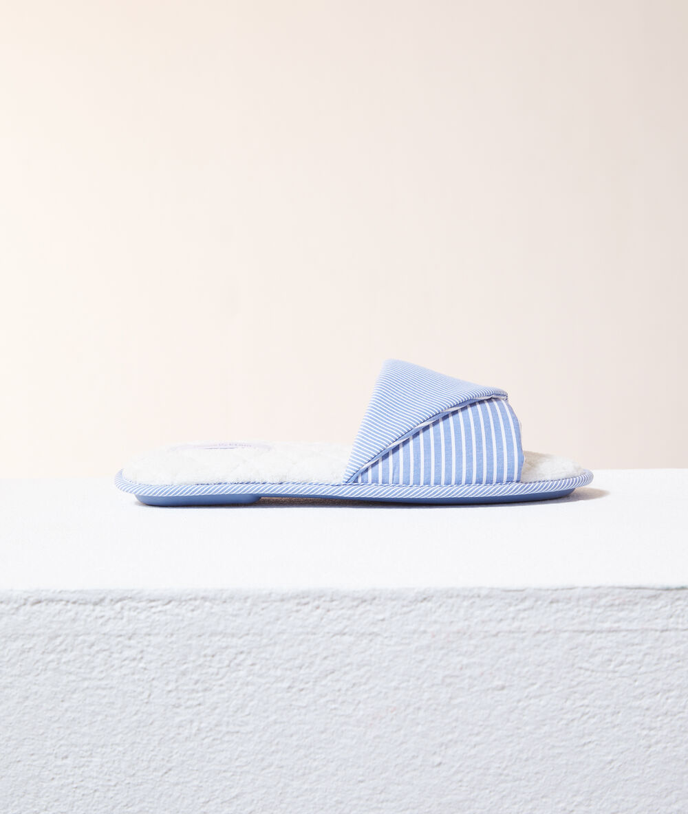 Chaussons tongs rayés bleu.