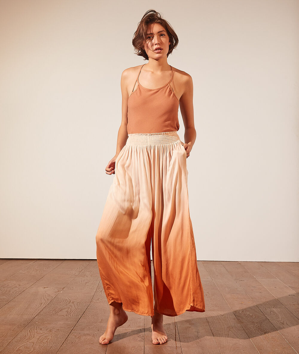 Pantalon de pyjama évasé ocre.