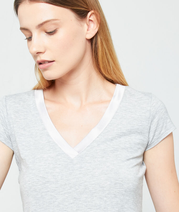 T-shirt décolleté v satiné gris.