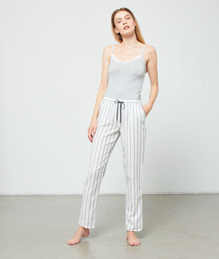 Pantalon rayé gris.