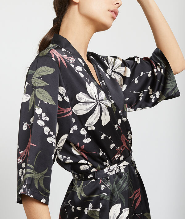 Kimono satiné imprimé fleuri noir.