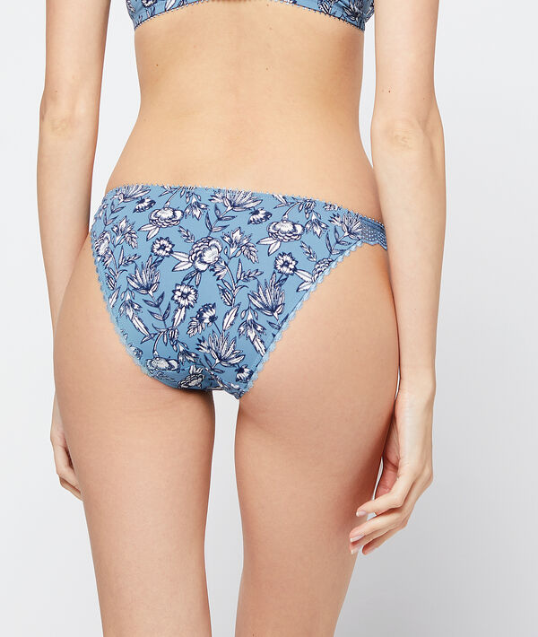 Culotte bikini à imprimé floral bleu ciel.