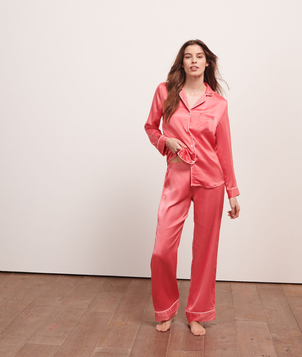Pantalon de pyjama satiné corail.