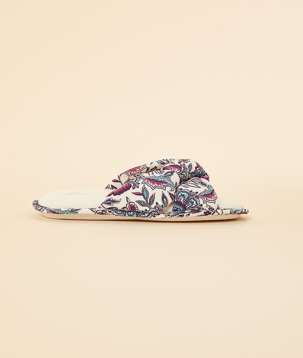 Chaussons tongs avec noeud violet.