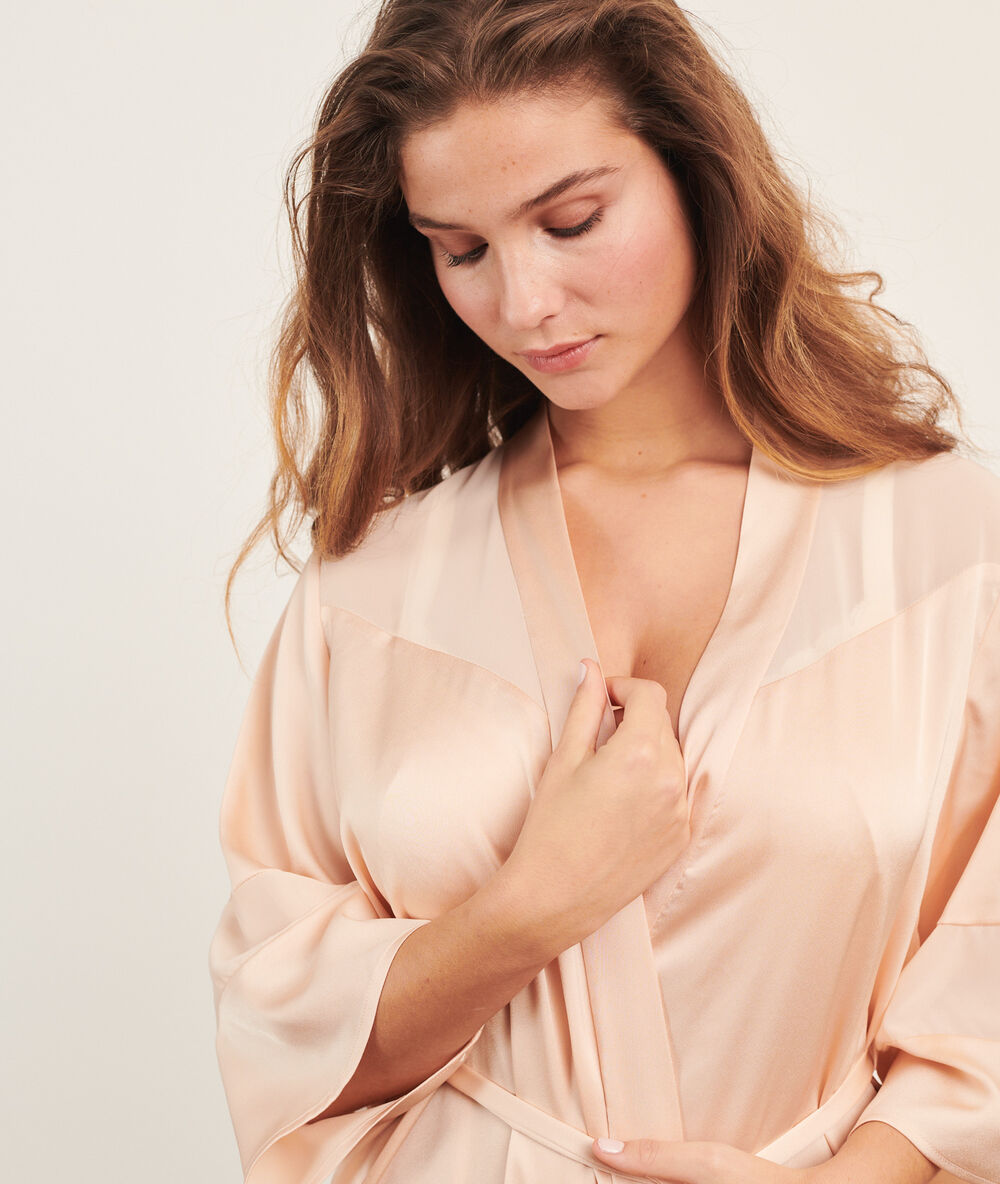Kimono satiné rose poudre.