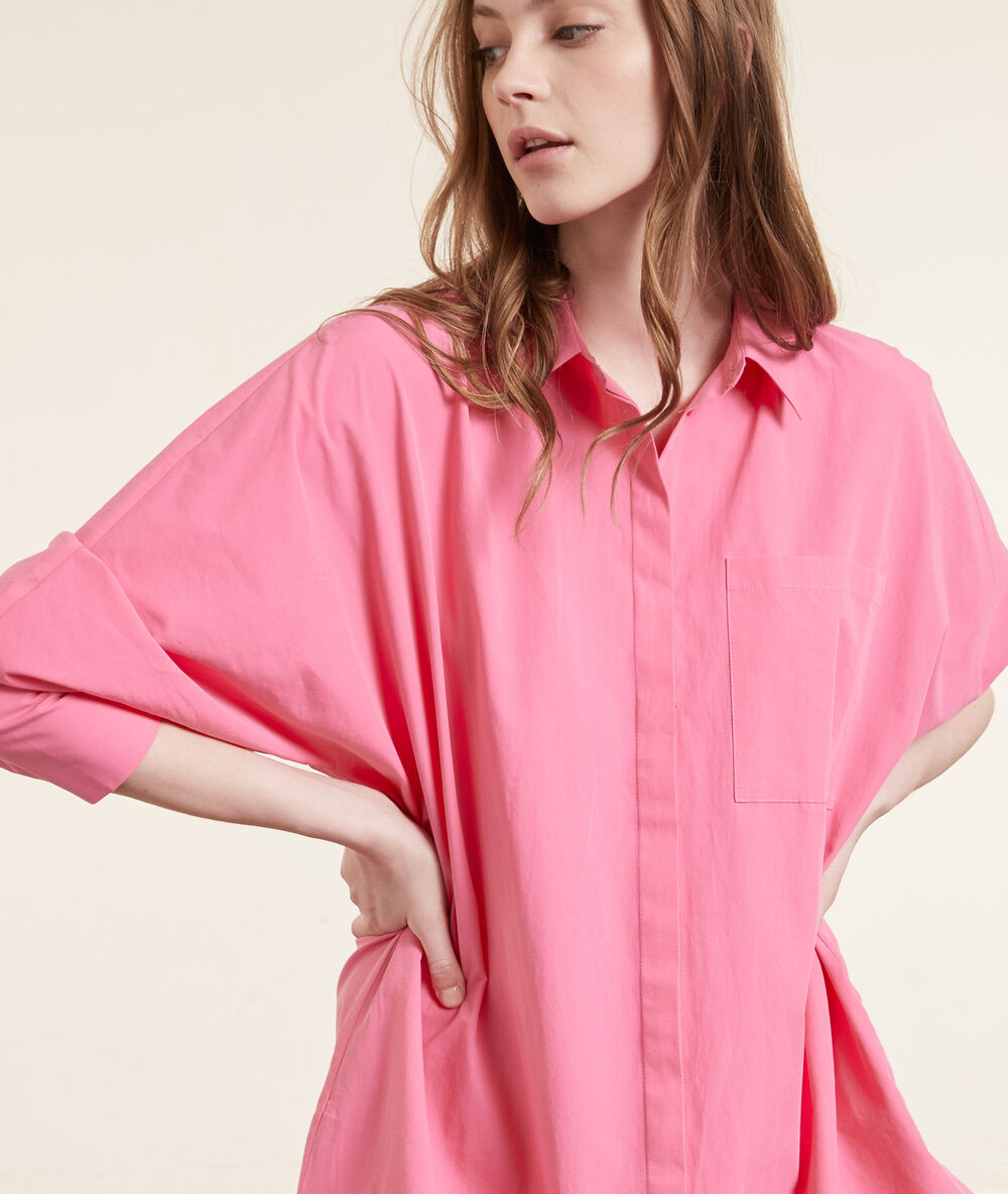 Chemise de nuit à boutons fushia.