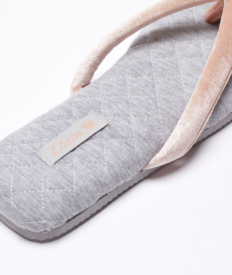 Tongs molleton et velours gris.