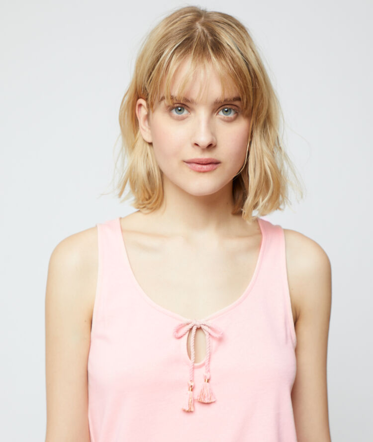 Débardeur rose.