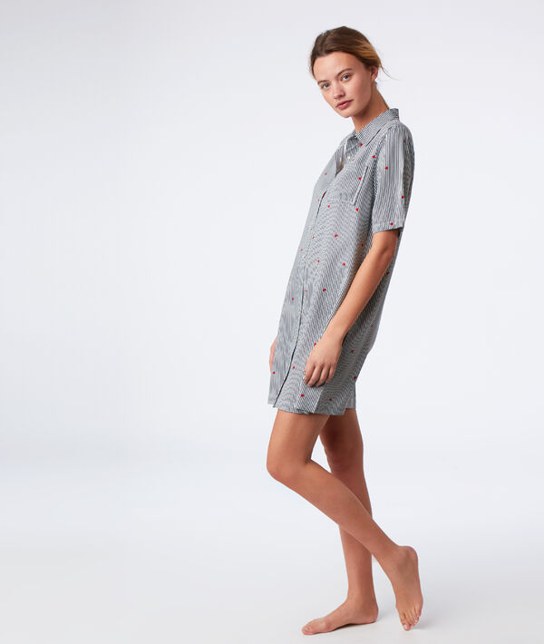 Chemise de nuit rayée à motifs cœur gris.