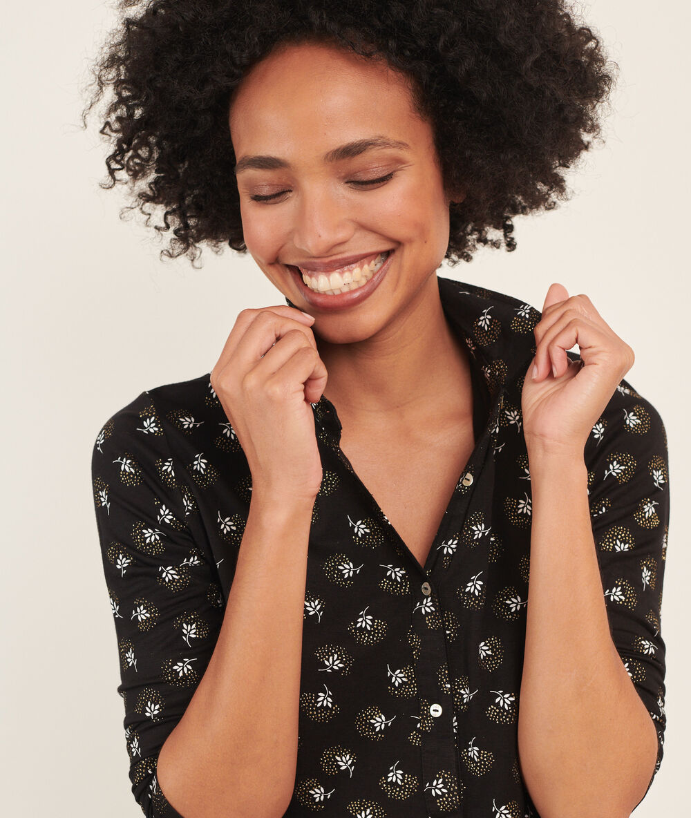 Chemise de pyjama imprimé fleuri noir.