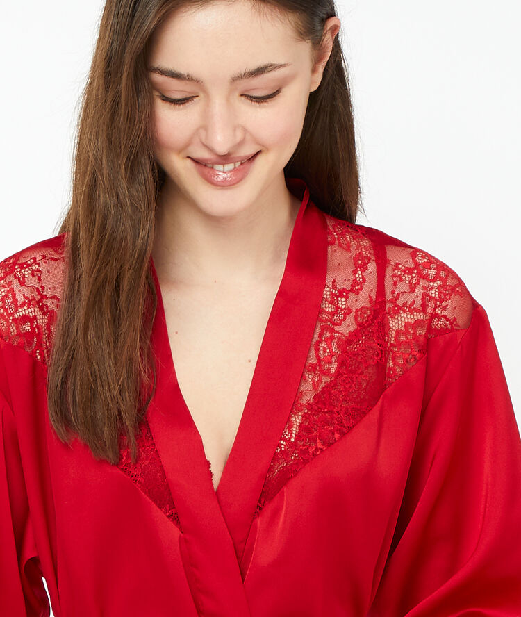Kimono détails dentelle rouge.