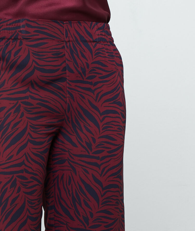 Pantalon imprimé bordeaux grenat.