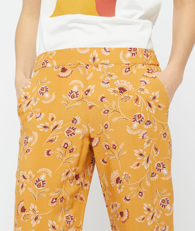 Pantalon imprimé jaune vif.