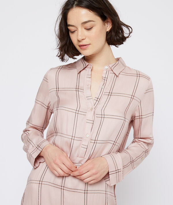 Chemise de nuit à carreaux rose.