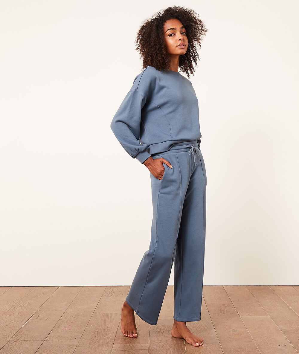 Pantalon de pyjama large bleu.