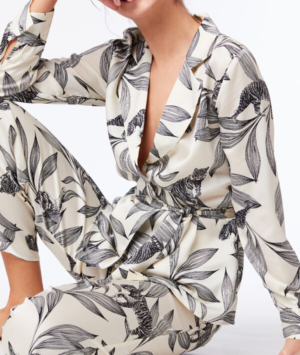 Chemise de pyjama nouée à imprimé floral ecru.