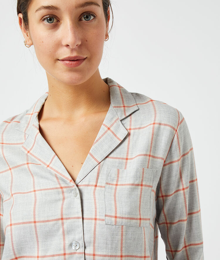 Chemise de pyjama à carreaux gris.
