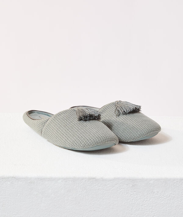 Chaussons mules à pompons Chaussons mules à pompons;${refinementColor}