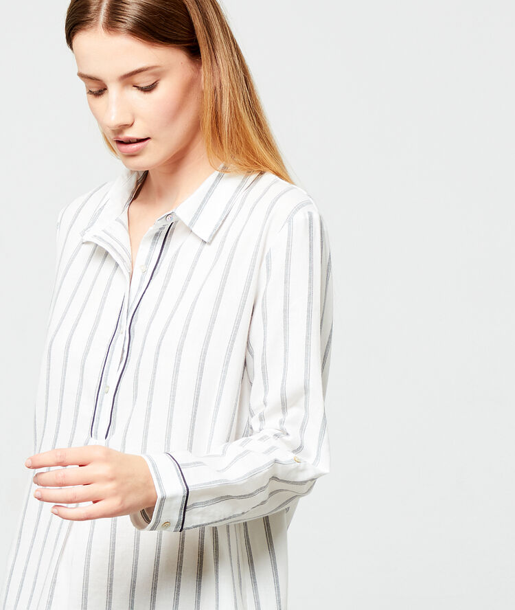 Chemise de nuit à rayures, en coton gris clair.