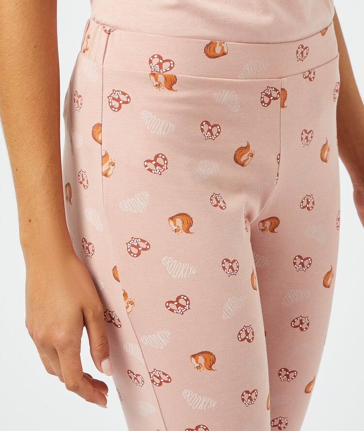 Pantalon imprimé rose.