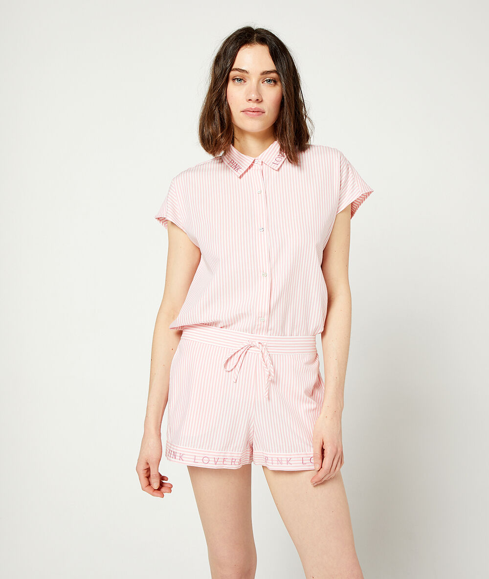 Chemise de pyjama à rayures rose.