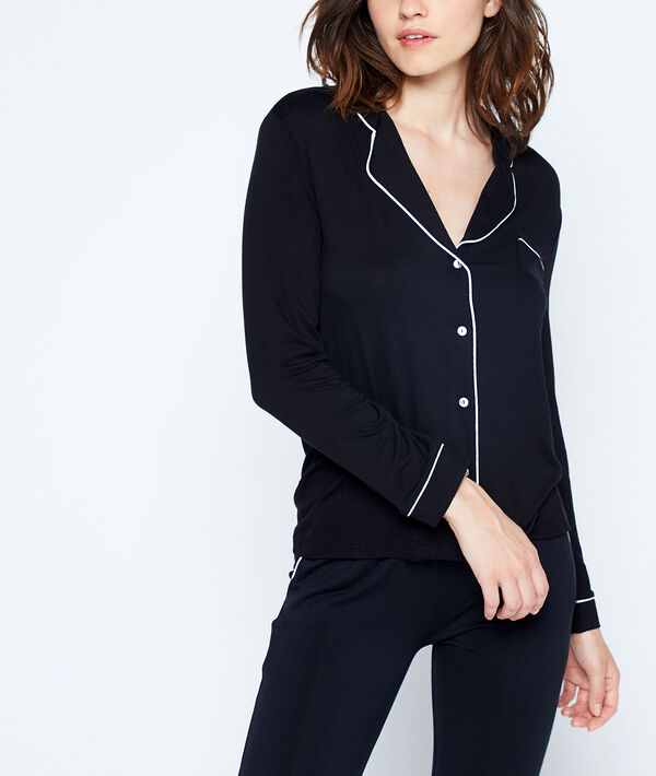 Chemise de pyjama noir.